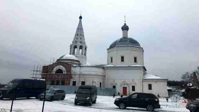 Авто у реставрируемого Троицкого собора