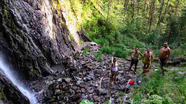 Группа туристов у подножья водопада Группа туристов у подножья водопада
