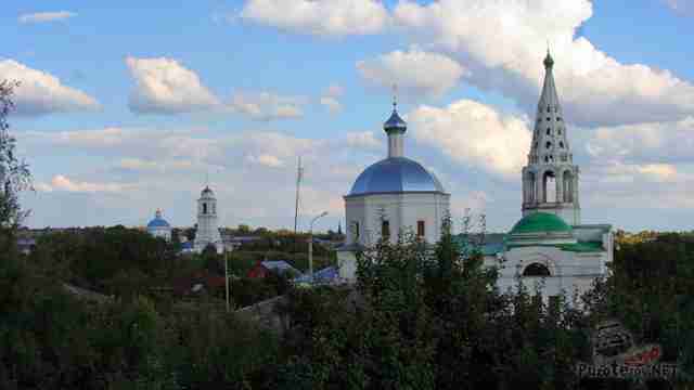 Колокольня Троицкого собора над летней зеленью