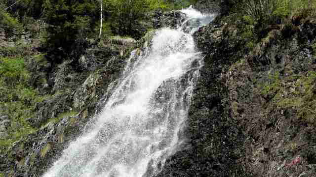 Полноводный Чинжебский водопад Полноводный Чинжебский водопад