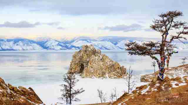 Шаман-камень среди снега и льда