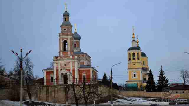 Воздвиженская церковь и Ильинская церковь - справа