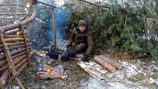 Выживальщик в лесу