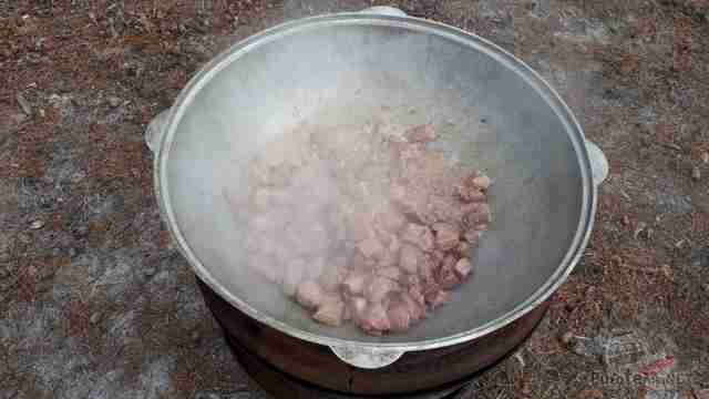 Мясо жарится в казане