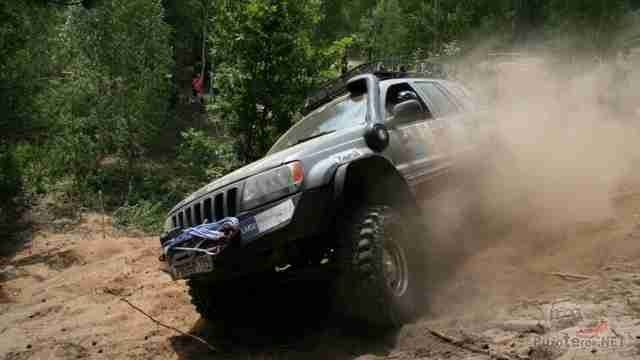 Дрифт Jeep Cherokee в песках Дрифт Jeep Cherokee в песках
