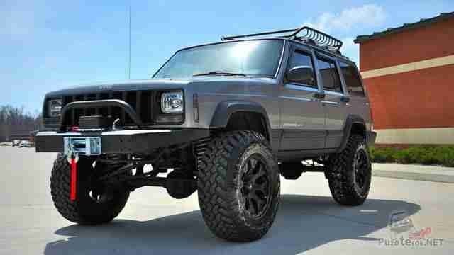 Jeep Cherokee с лифтом кузова и силовым обвесом Jeep Cherokee с лифтом кузова и силовым обвесом