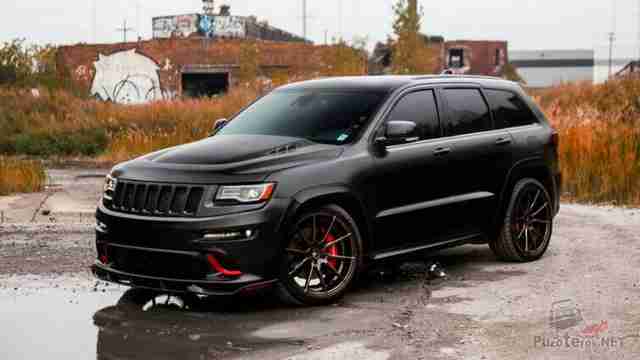 Матовый спортивного вида Jeep Cherokee за городом Матовый спортивного вида Jeep Cherokee за городом