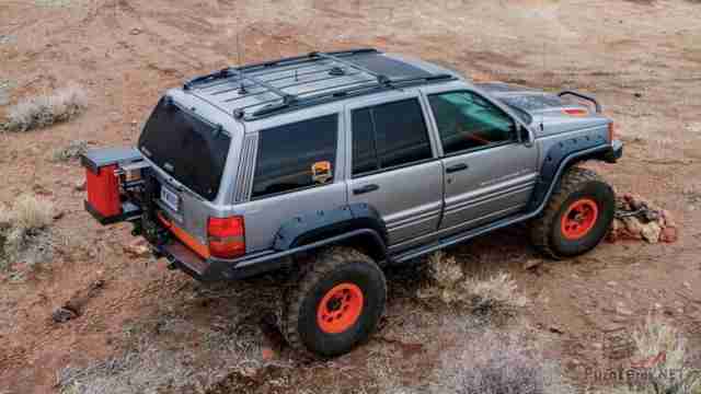 Тюнингованный Jeep Cherokee сверху Тюнингованный Jeep Cherokee сверху