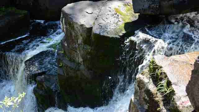 Бурные потоки воды среди камней