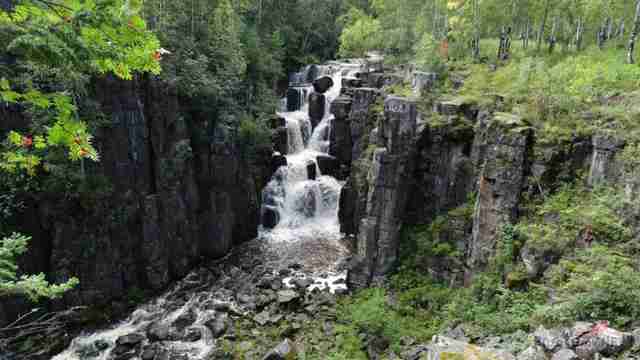 Панорама ущелья с водопадом
