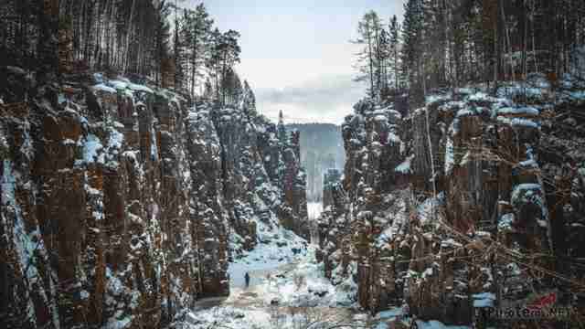 Сказочное скальное ущелье зимой