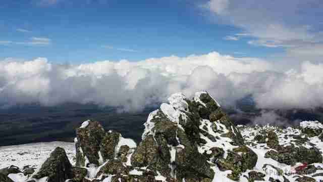 Вершина горы над облаками