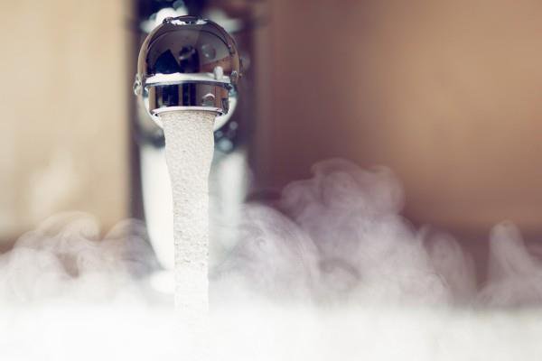 Из холодного крана течет горячая вода — причины и решения Подача горячей воды