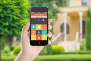 Какая оптимальная температура должна быть в квартире - нормы и реалии Человек держит телефон