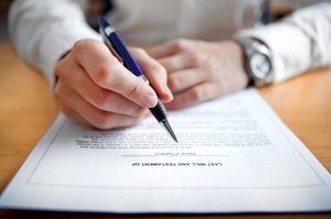 Какая оптимальная температура должна быть в квартире - нормы и реалии Человек заполняет бумагу