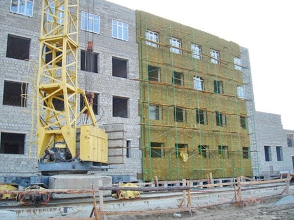 Какой плотности утеплитель лучше для вентилируемого фасада Фасад дома обшит базальтовой минватой марки Изовер ФАСАД 80 для последующей облицовки мм