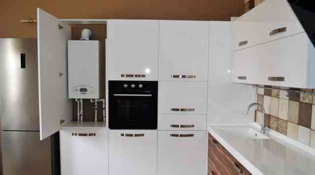 Красивый вариант монтажа газового котла на кухне