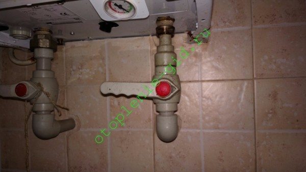 Обвязка электрической мини-котельной — шаровые краны на входе и на выходе. Обвязка электрической мини-котельной — шаровые краны на входе и на выходе.