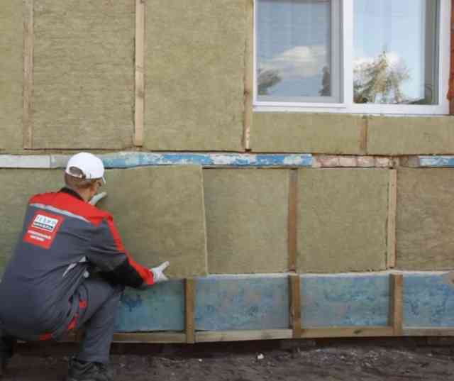 Поочередно вставляем плиты между брусьев
