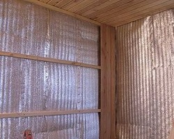 Теплоизоляция стен бани Теплоизоляция стен бани фольгированным утеплителем