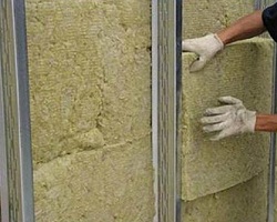 Монтаж минваты Укладка минераловатной плиты между рейками обрешетки