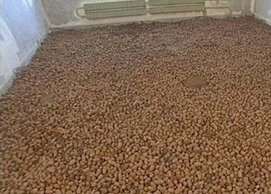 Насыпанный керамзит Насыпанный на пол слой керамзита