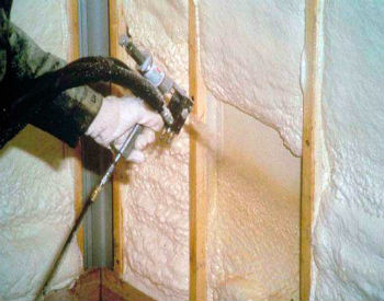 Монтаж пеноизола в деревянный каркас на стене Пеноизол наносят специальными инструментами на заранее собранный каркас
