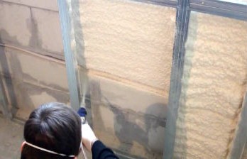 Утепление пенополиуретаном Нанесение пенополиуретана на стены дома из газобетона