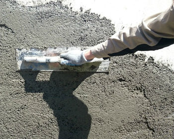 Облицовка стены штукатуркой из пеностекла Нанесение штукатурки из пеностекла