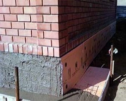 Теплоизоляция отмостки и цоколя Теплоизоляция отмостки и цоколя кирпичного дома