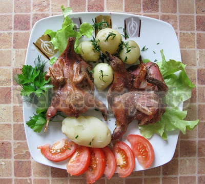 zharennyj-golub-v-sobstvennom-soku