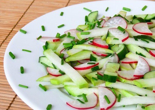 Летний салат с кольраби и ветчиной Летний салат с кольраби и ветчиной