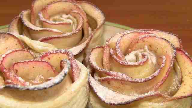 Слойки с яблоками «Розочки»