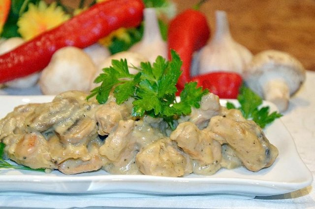Индейка с грибами в сметанном соусе