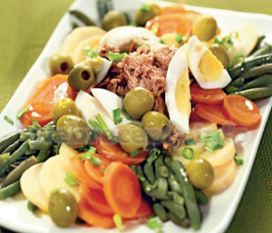 Salat s zeljonoj fasol'ju i tuncom