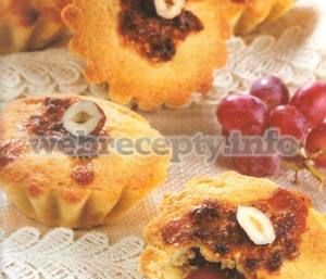 pesochnye-orehovye-pirozhnye-s-vinogradom
