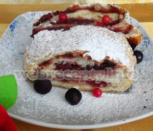 rulet-s-vishnjami-iz-drozhzhevogo-testa